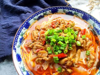 20、一碗面条+鸡杂面,香味扑鼻！开动！