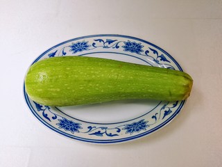 1、泡菜炒西葫芦,准备好洗净的西葫芦