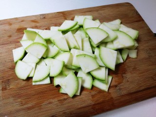 2、泡菜炒西葫芦,切成片