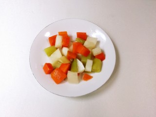 3、泡菜炒西葫芦,准备好一碟泡菜