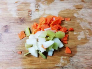 4、泡菜炒西葫芦,将泡菜切薄片