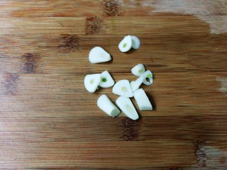 5、泡菜炒西葫芦,蒜瓣剥去皮切片