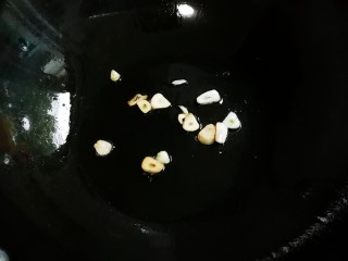 6、泡菜炒西葫芦,热锅凉油油放入蒜瓣煎出香味