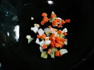 7、泡菜炒西葫芦,放入泡菜翻炒出香味