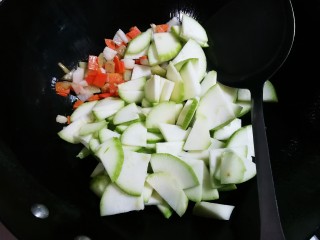 8、泡菜炒西葫芦,放入西葫芦翻炒片刻