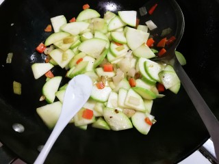 9、泡菜炒西葫芦,放入半小勺盐