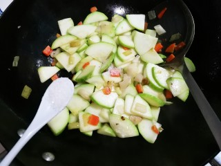10、泡菜炒西葫芦,放入一小勺糖