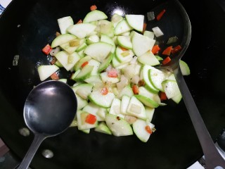 11、泡菜炒西葫芦,放入两勺泡菜水