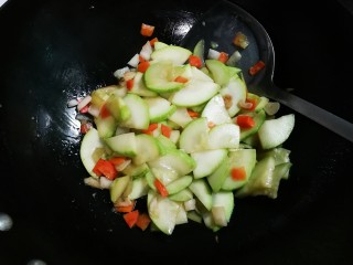12、泡菜炒西葫芦,翻炒均匀