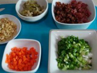 1、 五彩冰芬【圣诞炒饭】,准备炒饭的配菜。四川麻辣香 肠、广式香肠切细粒,胡萝卜切细 粒,榨菜、松子各适量。香葱切葱 花。