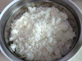 2、 五彩冰芬【圣诞炒饭】,准备好的剩米饭。