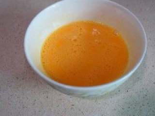 3、 五彩冰芬【圣诞炒饭】,鸡蛋打在碗里搅拌均匀。