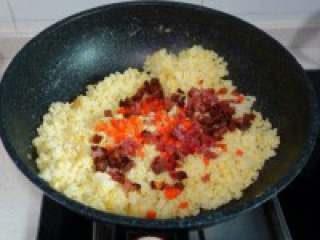 6、 五彩冰芬【圣诞炒饭】,裹了蛋液的米饭再次炒干水份, 加胡萝卜、香肠粒同炒。根据口味 适量调盐。