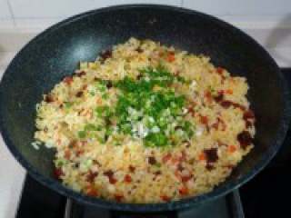 7、 五彩冰芬【圣诞炒饭】,随后再加榨菜、松子,大概炒两 分钟,撒葱花、翻炒片刻,起锅装 盘。