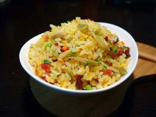 8、 五彩冰芬【圣诞炒饭】,好了盛出。