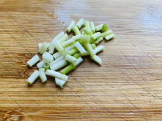 3、菠菜豆腐汤,香葱洗净，将葱白切小段