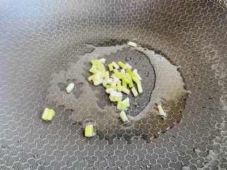 7、菠菜豆腐汤,起油锅放入葱白爆香