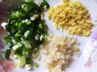 1、火山土豆泥,姜蒜切末，小葱切葱花。