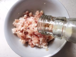 2、火山土豆泥,肉糜中加1勺料酒，抓匀。