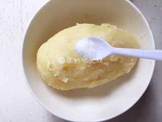 3、火山土豆泥,土豆煮熟去皮后，加小半勺的盐。
