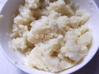 4、火山土豆泥,压成土豆泥并拌匀。