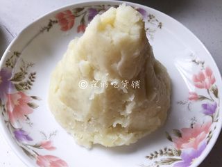 5、火山土豆泥,然后把土豆泥堆成小山状，不用抹得很光滑，凹凸不平看着更形象。