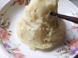 6、火山土豆泥,然后用筷子头在上面戳一些小洞，以便待会能更好的入味。