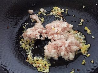 7、火山土豆泥,姜蒜爆香后，加入肉糜（不喜欢姜蒜的，也可以换成洋葱丁或者什么都不加，就直接做成红烧味的也行。）