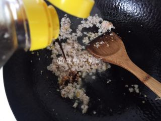 8、火山土豆泥,随后加入生抽。