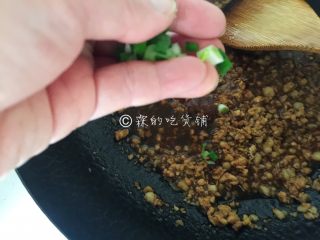 13、火山土豆泥,要出锅前撒上一点点小葱，就可以关火了。