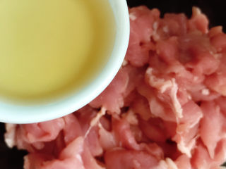 4、肉片炒青椒,加入料酒