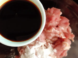 5、肉片炒青椒,加入生粉、10ml酱油