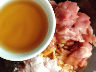 6、肉片炒青椒,加入香油