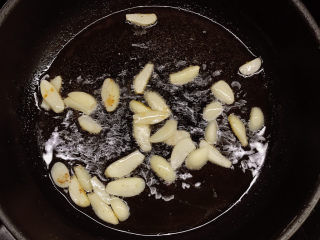 8、肉片炒青椒,热锅冷油，放入蒜片炒香