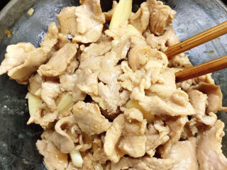 11、肉片炒青椒,炒至9成熟装入碗中拌匀