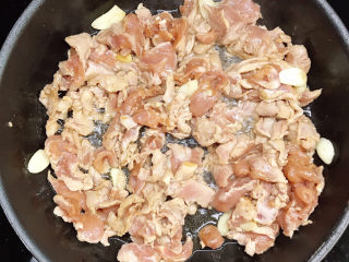 10、肉片炒青椒,大火翻炒