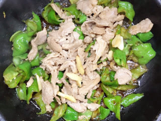 14、肉片炒青椒,放入炒好的肉片