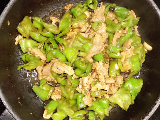 15、肉片炒青椒,拌匀