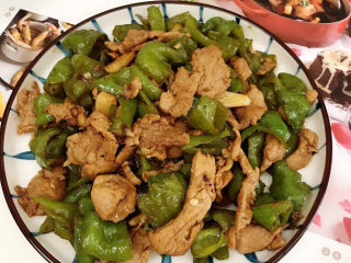 16、肉片炒青椒,装盘食用