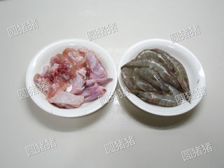 3、麻辣香锅,鸡翅斩小块用1/4小匙盐腌制10分钟，虾剪去须脚挑出虾线备用。干红椒剪段和花椒一同用水清洗干净。