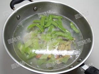 5、麻辣香锅,再下入莴笋和荷兰豆氽烫30秒钟，将蔬菜捞起放入凉水中备用。