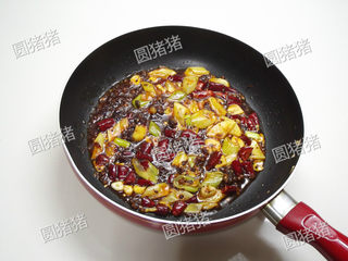 9、麻辣香锅,加入50克火锅料,小火炒出红油。