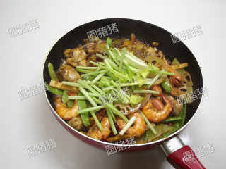 13、麻辣香锅,最后临出锅加入芹菜段，在锅边淋入香醋和香油即可。