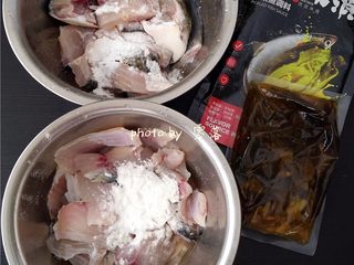 2、四川酸菜鱼,鱼头、鱼骨、鱼尾同鱼片分别用盐、料酒抓匀后,腌制片刻;再调入酸菜鱼调料里的淀粉;