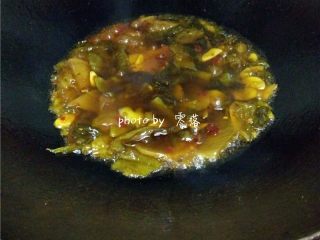 7、四川酸菜鱼,放入酸菜炒香;