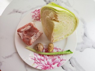 1、爆炒卷心菜,准备食材。