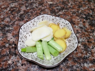 3、爆炒卷心菜,将生姜和大蒜切片，葱头切小段。