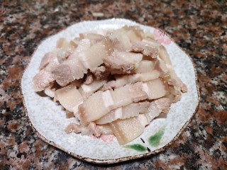 5、爆炒卷心菜,将煮好的五花肉切成片或细条。