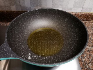 6、爆炒卷心菜,热锅倒油烧至八成热。