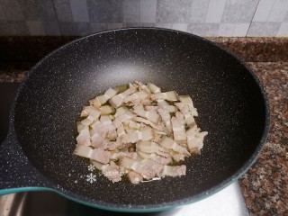 7、爆炒卷心菜,放入五花肉煸炒出大部分油脂。